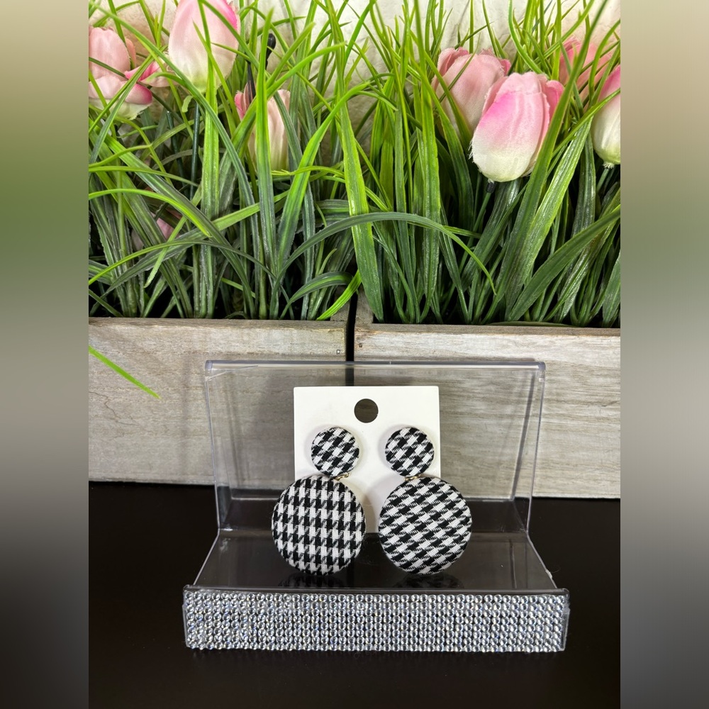 New Boutique Beautiful Houndstooth Hoop Earrings